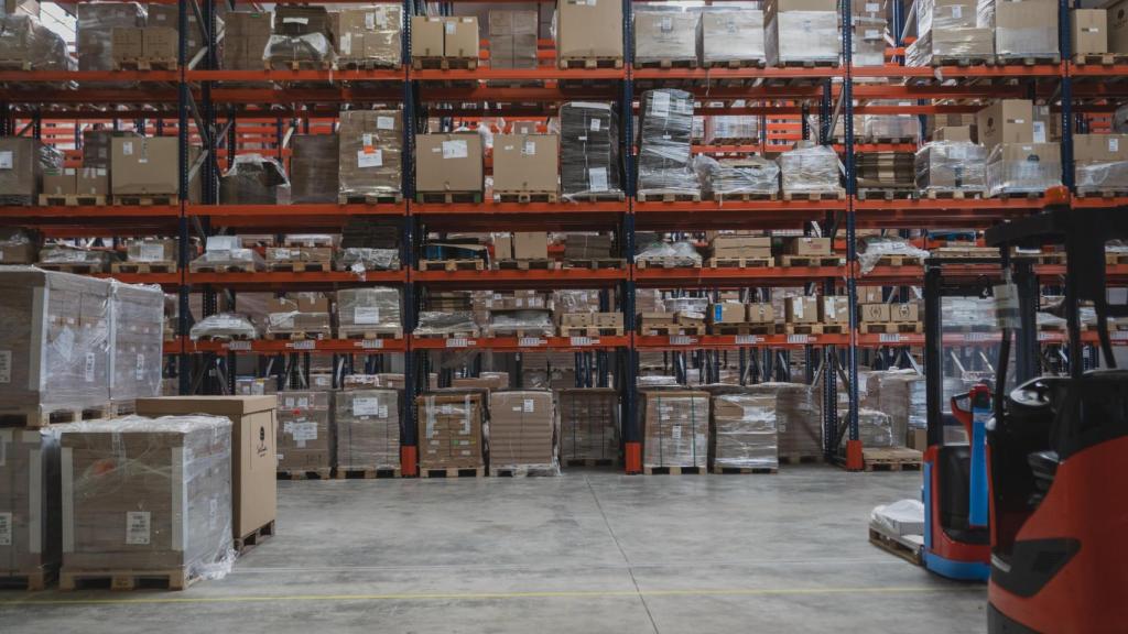 Almacén de la Fundación Arcoíris de 2.800 m2