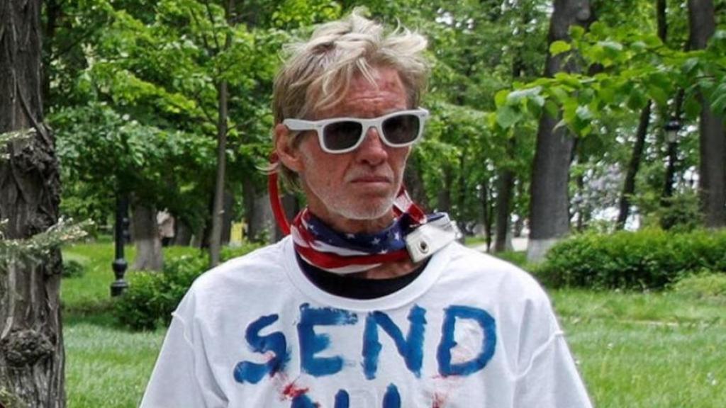 Ryan W. Routh, fue visto durante una manifestación exigiendo la asistencia del presidente de China para organizar un proceso de extracción para los civiles y militares ucranianos del asedio de Azovstal en Mariúpol.