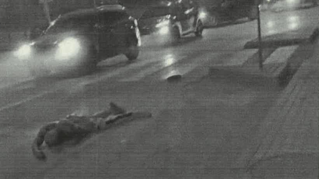 Samake, yace inconsciente sobre el asfalto, tras ser atropellado por Abdelmajid en Torre Pacheco.