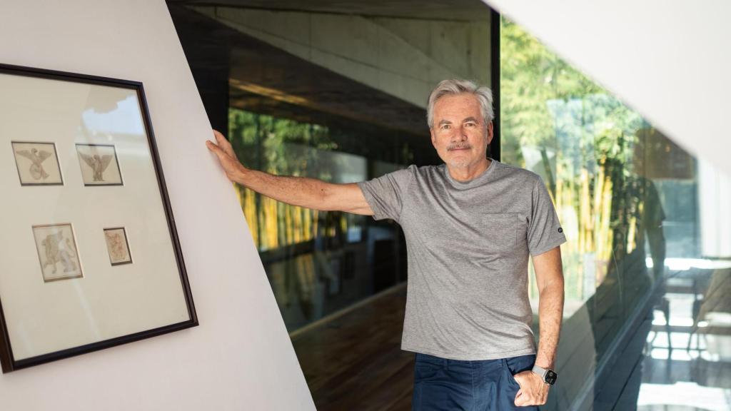 El empresario argentino posa en un pasillo de su casa para El Español