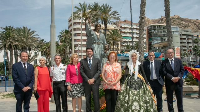 Foto de archivo de la inauguración en 2022 del Monumento de los Santos Ángeles Custodios en homenaje a la Policía Nacional en la plaza Puerta del Mar.