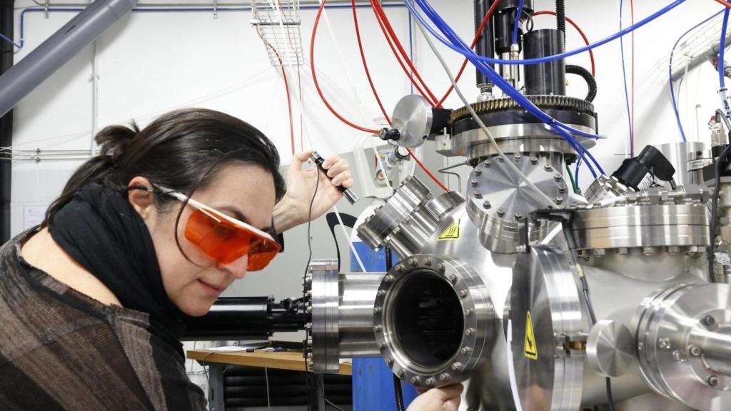 Una investigadora trabajando en INMA