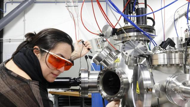 Una investigadora trabajando en INMA