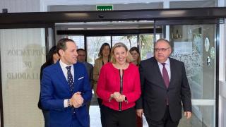 El presidente de la Diputación de Valladolid, Conrado Íscar, la vicepresidenta y consejera de Familia, Isabel Blanco, y el consejero de Sanidad, Alejandro Vázquez, en la visita a la residencia Cardenal Marcelo