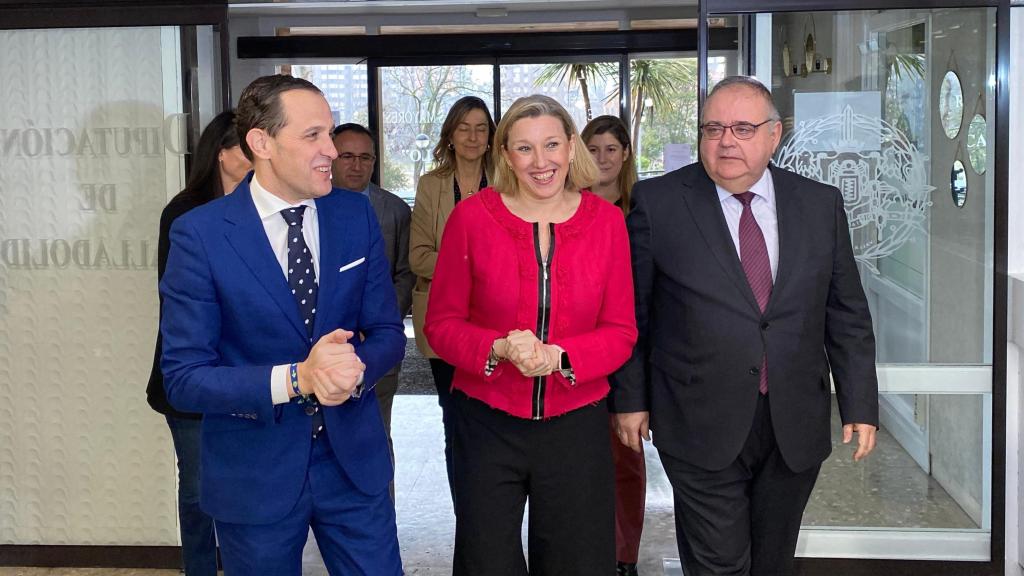 El presidente de la Diputación de Valladolid, Conrado Íscar, la vicepresidenta y consejera de Familia, Isabel Blanco, y el consejero de Sanidad, Alejandro Vázquez, en la visita a la residencia Cardenal Marcelo