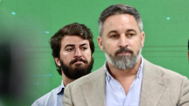 El exportavoz de Vox en las Cortes Juan García-Gallardo y el presidente del partido, Santiago Abascal, en la noche electoral de las elecciones generales de julio de 2023