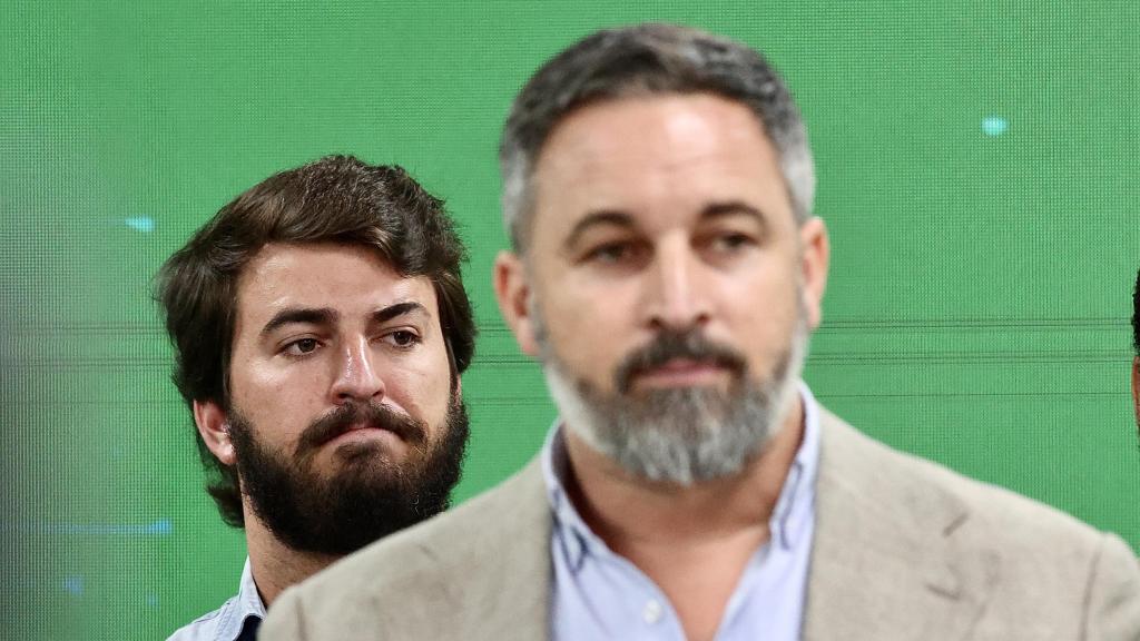 El exportavoz de Vox en las Cortes Juan García-Gallardo y el presidente del partido, Santiago Abascal, en la noche electoral de las elecciones generales de julio de 2023