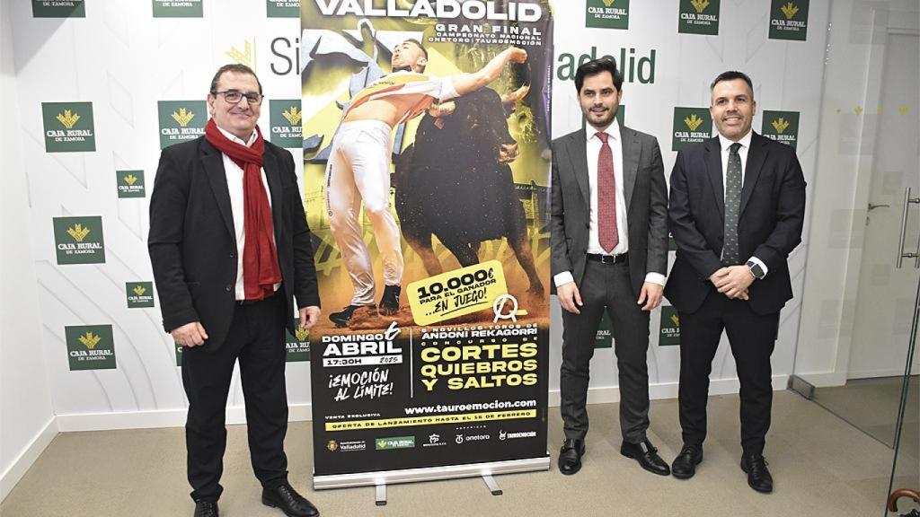 De izquierda a derecha: Narciso Prieto, director de Comunicación y Relaciones Institucionales de Caja Rural de Zamora, el director de Operaciones de Tauroemoción, Ignacio de la Viuda, y David Ortega, director de la sucursal de Caja Rural de Zamora en la avenida de Segovia de Valladolid.
