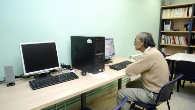 Un hombre frente a un ordenador en un centro de la Diputación de Valladolid