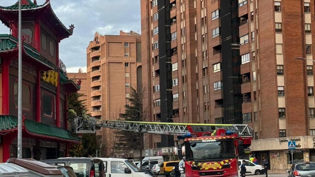 Los bomberos retiran los restos de las losetas que han caído