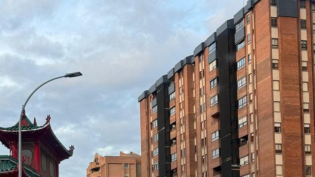 Los bomberos retiran los restos de las losetas que han caído