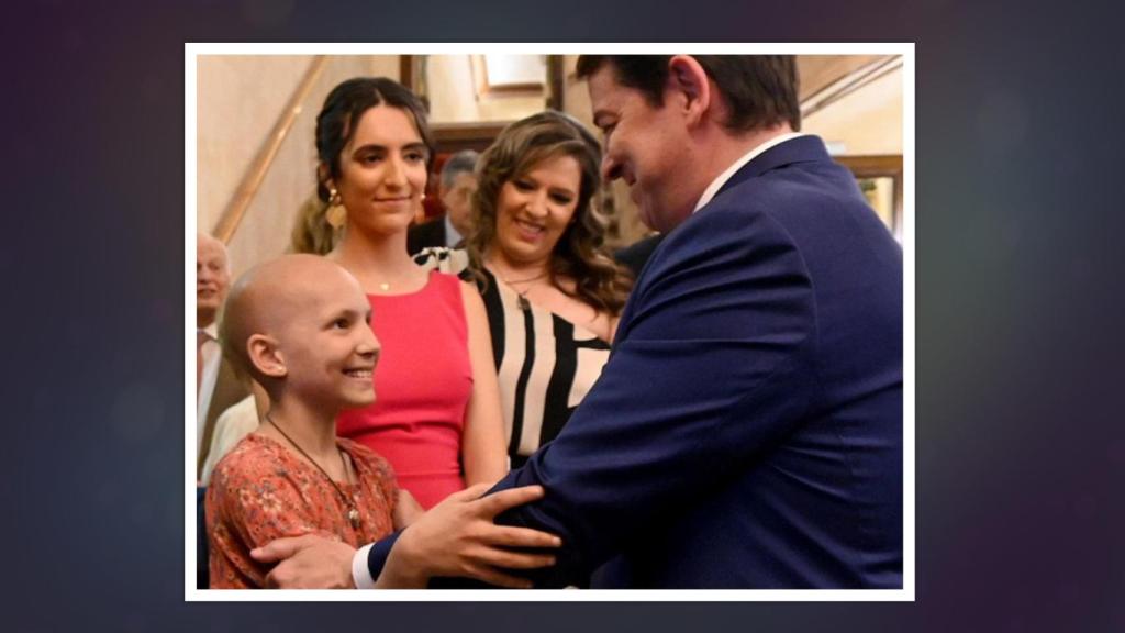 La niña María Caamaño Múñez junta a Fernández Mañueco