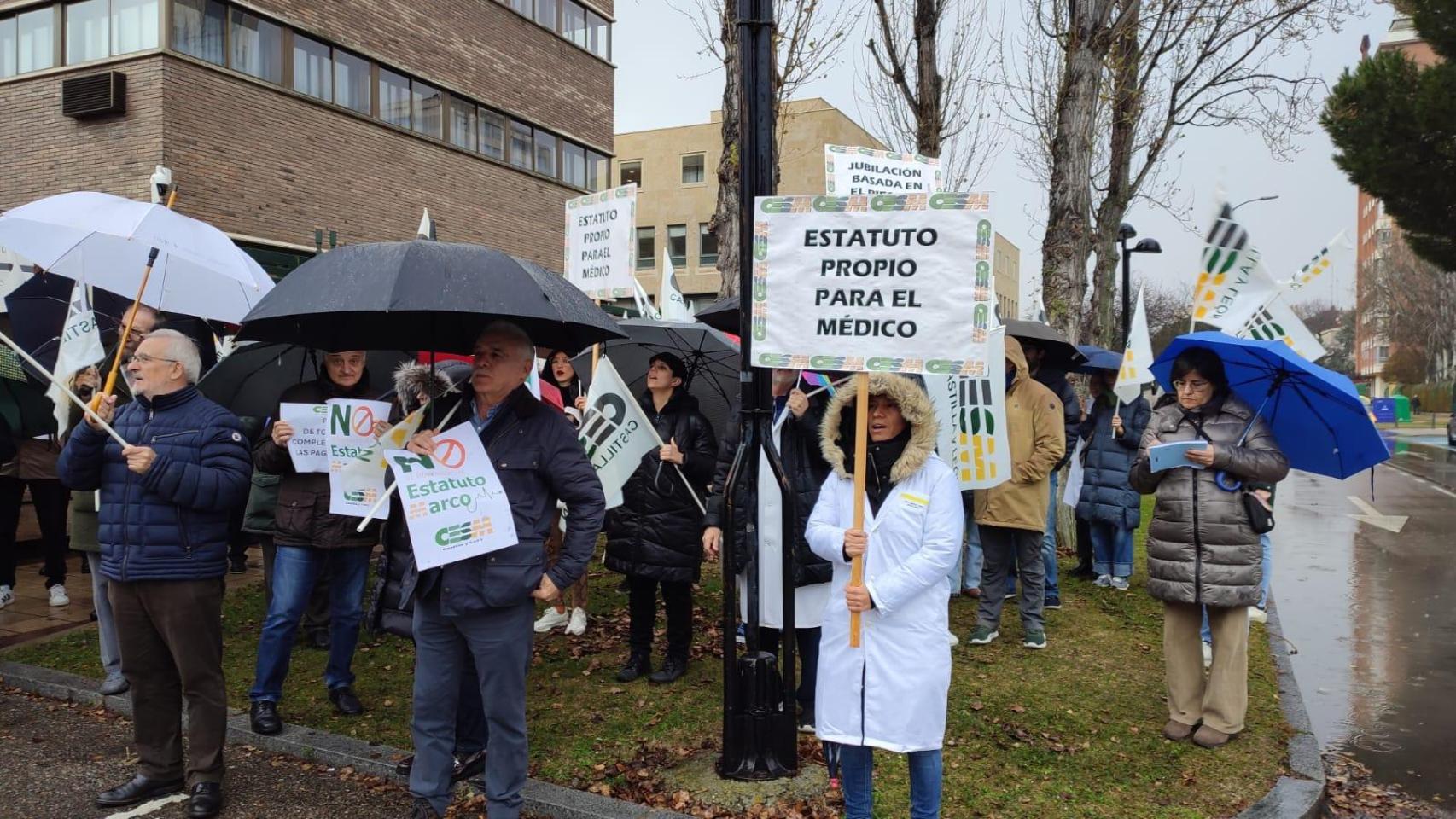 Concentración de médicos frente a la Delegación del Gobierno, este lunes