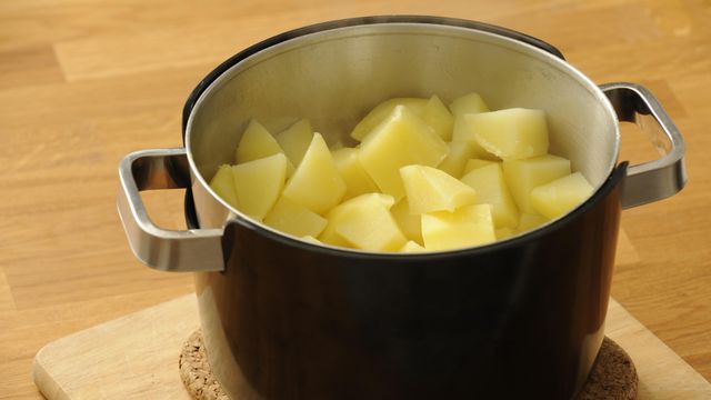 Unas patatas hervidas.