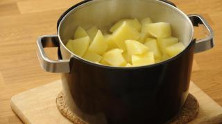 Ni sal ni especias: el sencillo truco de los chefs para que las patatas hervidas tengan mucho más sabor
