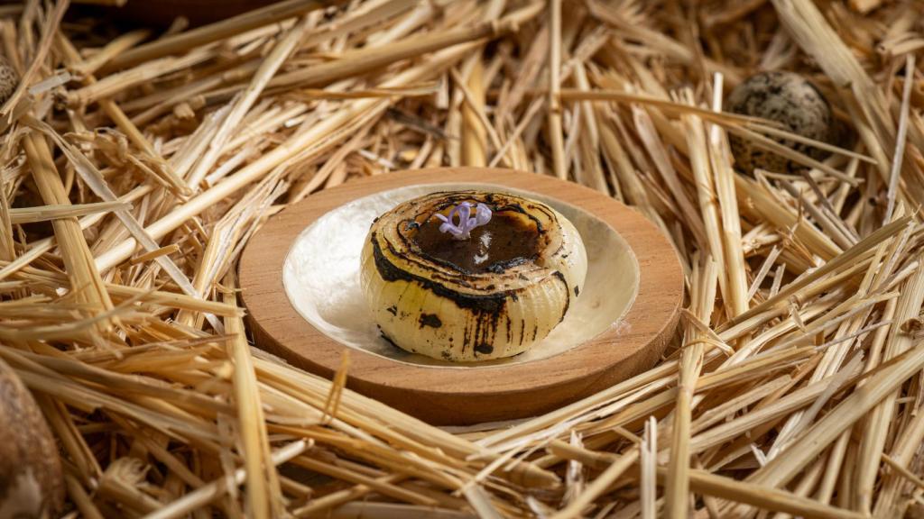 Cebolla en cinco elaboraciones, el snack que da inicio al menú degustación.