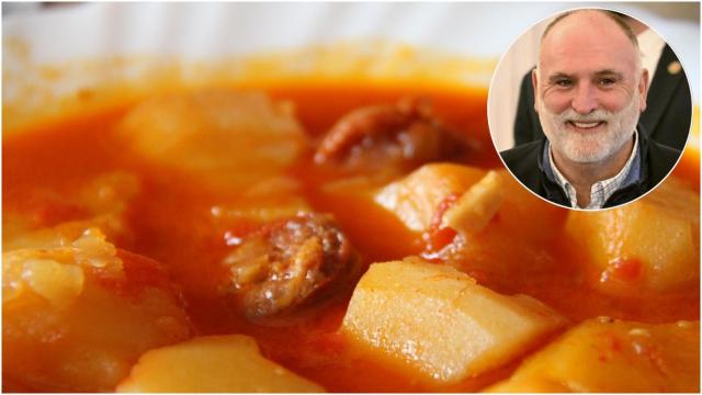 Un plato de patatas a la riojana y el chef José Andrés.