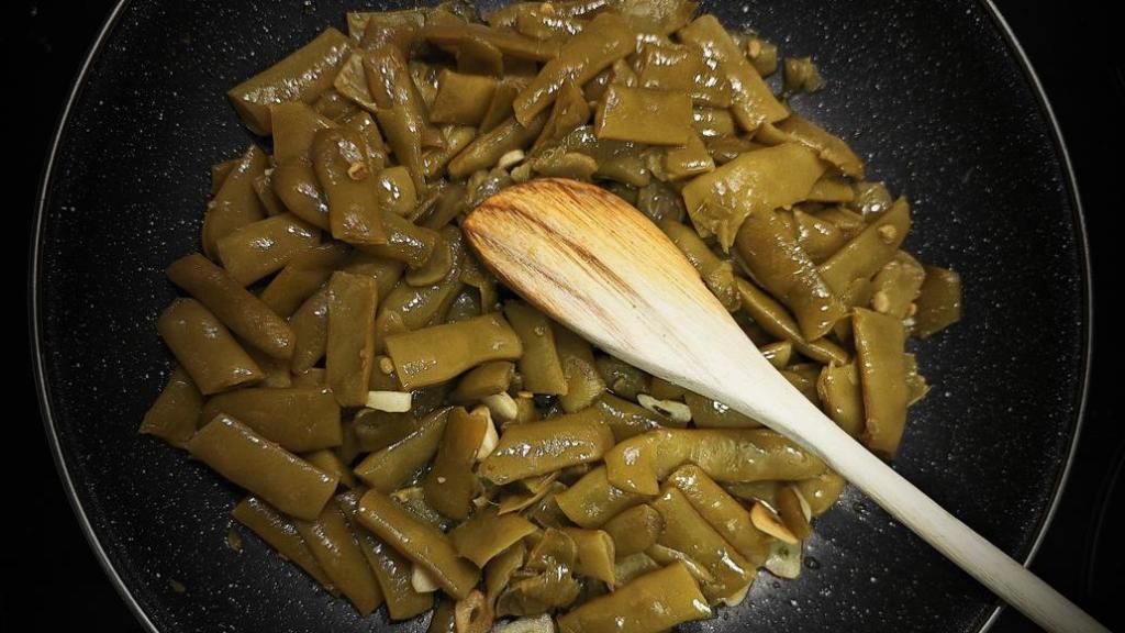 Una sartén con judías verdes.