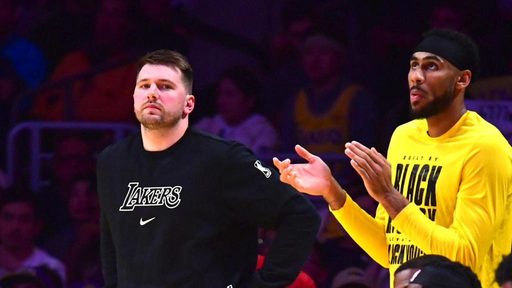 Luka Doncic, en el banquillo de Los Angeles Lakers