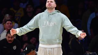 Luka Doncic siguiendo desde el banquillo el partido entre Indiana Pacers y Los Ángeles Lakers