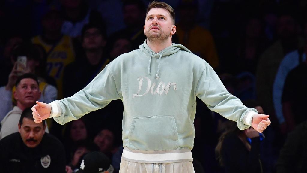 Luka Doncic siguiendo desde el banquillo el partido entre Indiana Pacers y Los Ángeles Lakers