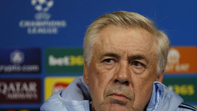 Ancelotti escucha una de las preguntas en rueda de prensa.