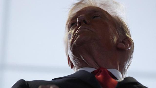 Donald Trump escucha el himno de EE.UU. antes del comienzo del Super Bowl LIX