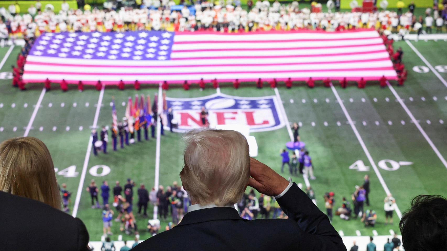 Donald Trump escucha el himno de EE.UU. antes del comienzo del Super Bowl LIX