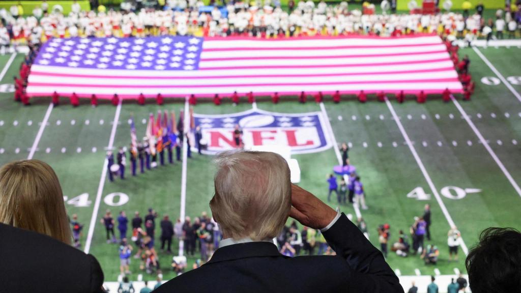 Donald Trump escucha el himno de EE.UU. antes del comienzo del Super Bowl LIX