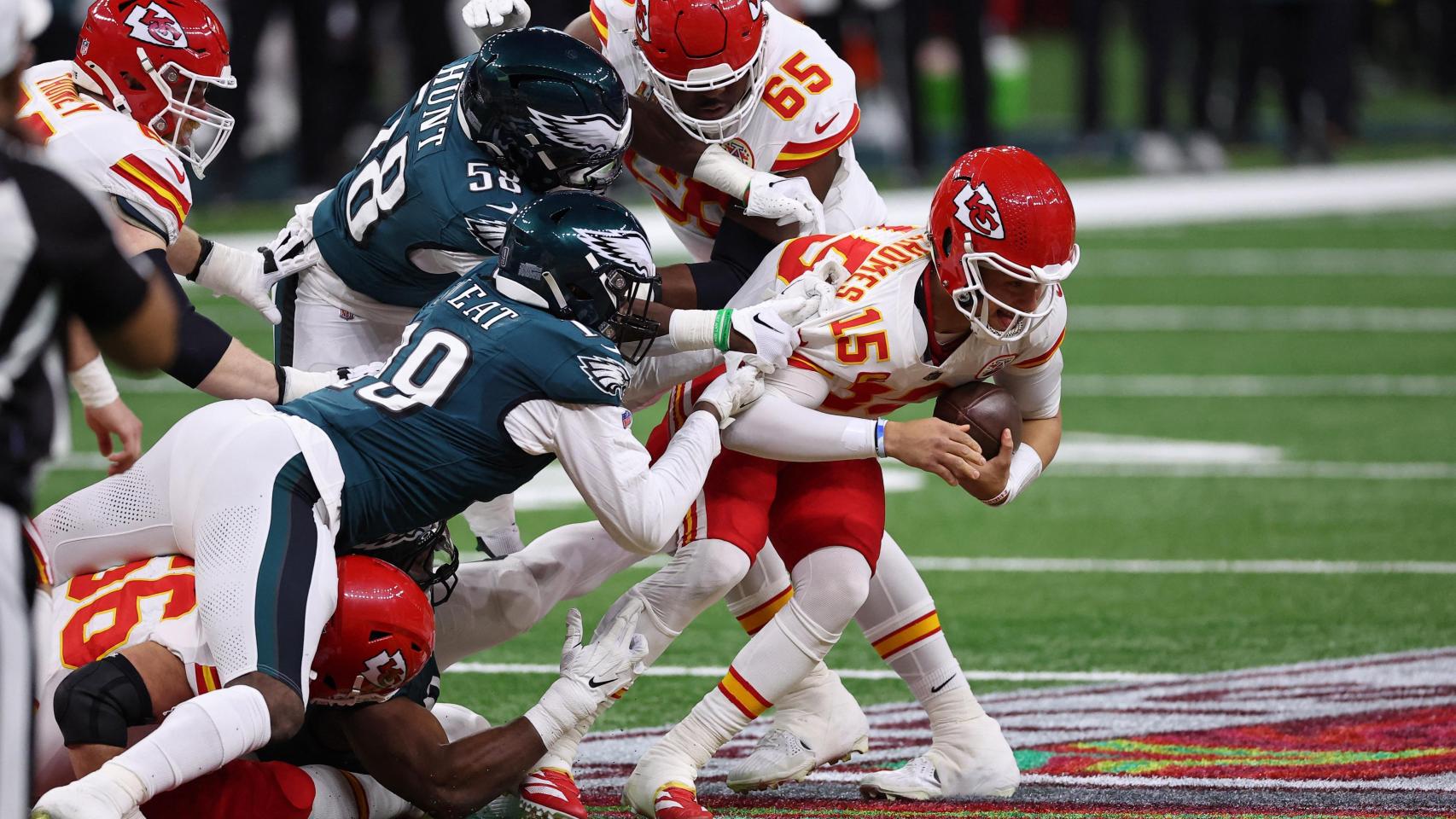 La defensa de Philadelphia Eagles bloqueando al  quarterback de Kansas City Chiefs, Patrick Mahomes