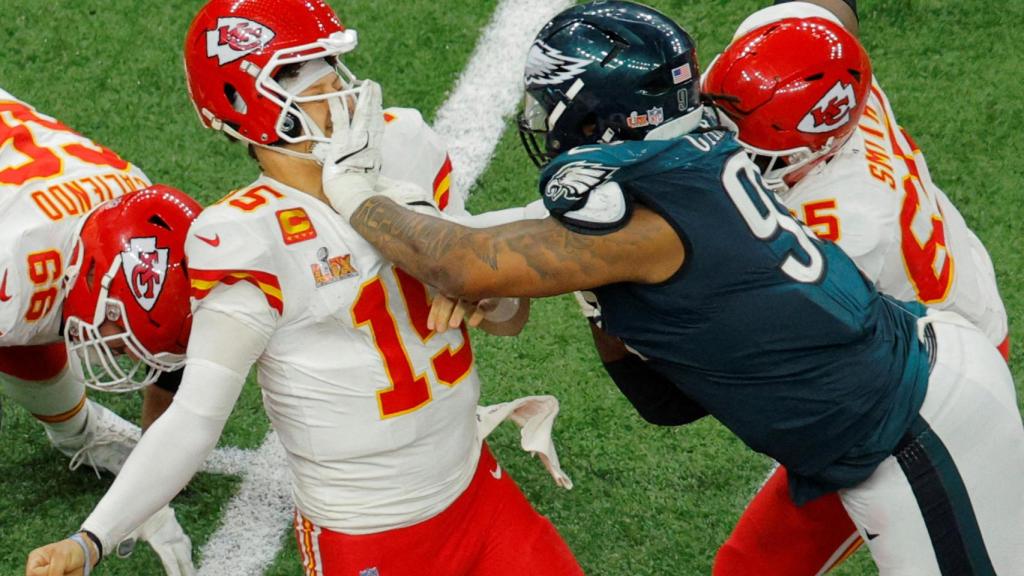 Patrick Mahomes bloqueado por Jalen Carter durante el Super Bowl LIX