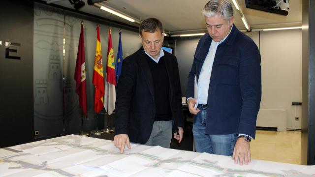 El alcalde de la ciudad, Manuel Serrano, junto al concejal de Urbanismo, Julián Garijo.