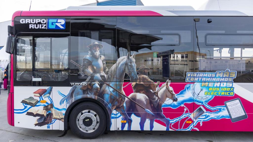 Los nuevos autobuses eléctricos de Toledo han sido serigrafiados con la imagen de Don Quijote y Sancho Panza.