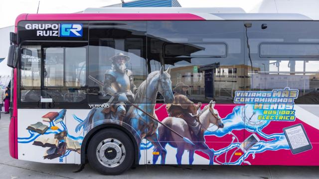 Los nuevos autobuses eléctricos de Toledo han sido serigrafiados con la imagen de Don Quijote y Sancho Panza.