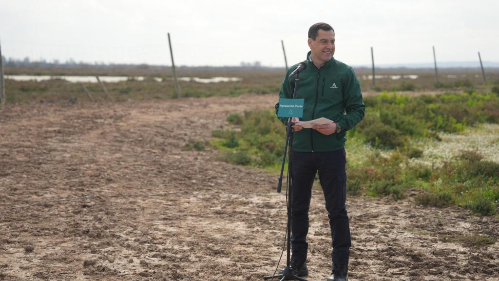 Juanma Moreno, este lunes en Doñana al hacer el anuncio.
