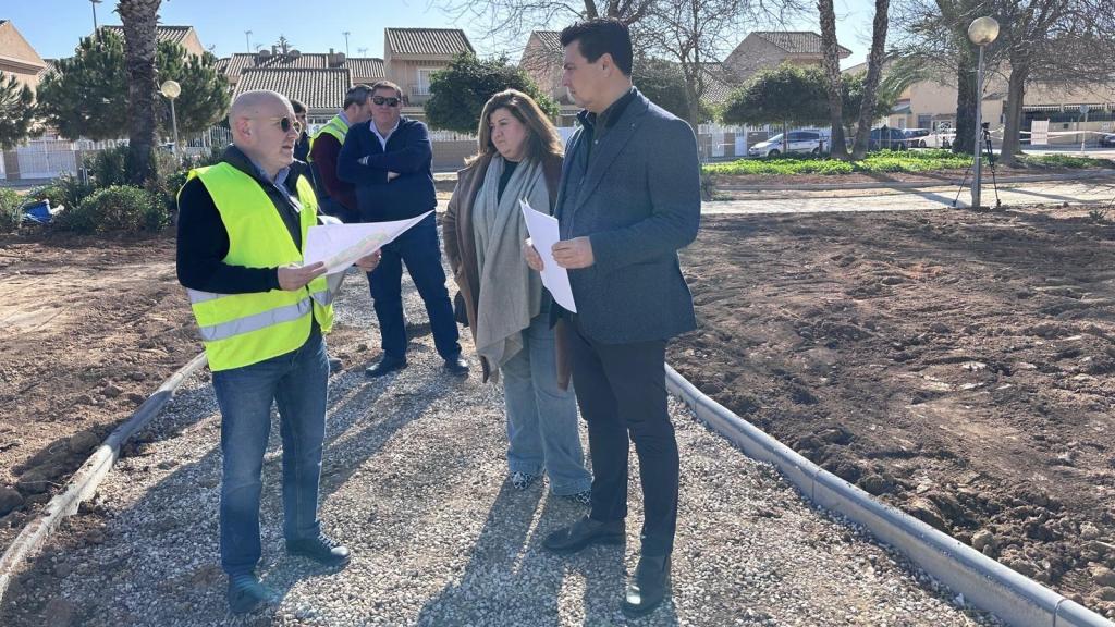 El alcalde de San Javier, José Miguel Luengo (d), visita las obras de construcción del nuevo parque.