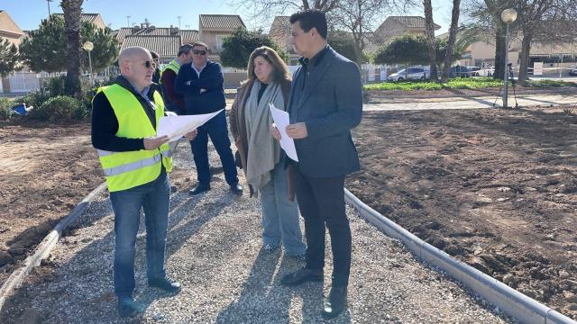 El alcalde de San Javier, José Miguel Luengo (d), visita las obras de construcción del nuevo parque.