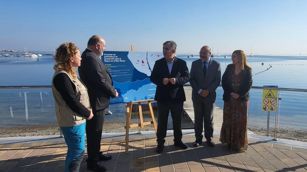 La presentación del proyecto de balizamiento que delimita las nuevas zonas de exclusión del fondeo para proteger la nacra.