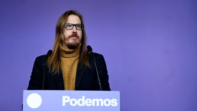 El secretario de Organización de Podemos, Pablo Fernández, este lunes durante la rueda de prensa del partido.