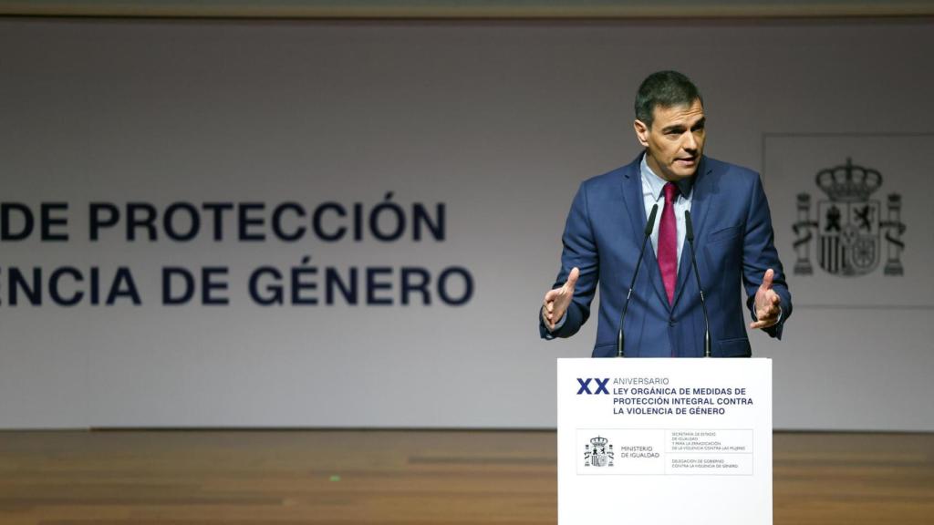 El presidente del Gobierno, Pedro Sánchez, interviene en el acto conmemorativo del 20º aniversario de la Ley contra la Violencia de Género, este lunes en Madrid.