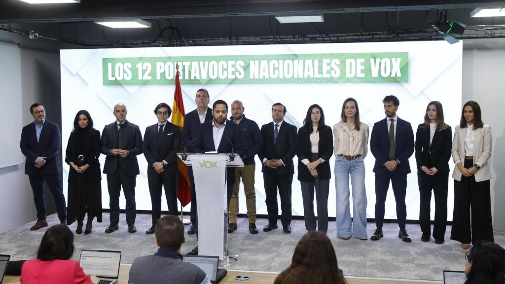 Los 12 nuevos portavoces de Vox, este lunes en la sede del partido junto al secretario general del partido, Ignacio Garriga.