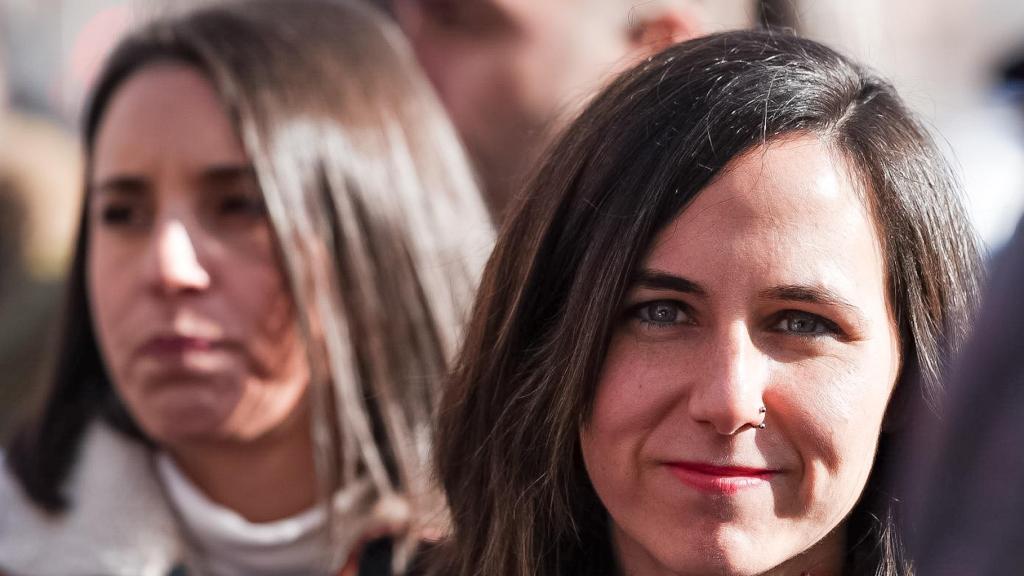 La secretaria general de Podemos, Ione Belarra (d), y la secretaria política, Irene Montero (i), el mes pasado en Madrid.