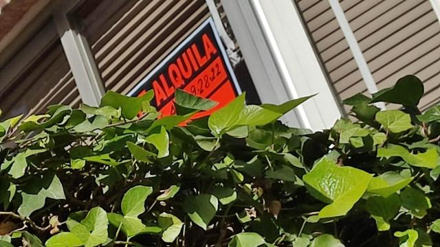 Cartel de vivienda en alquiler.