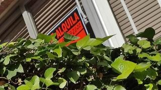 Cartel de vivienda en alquiler.