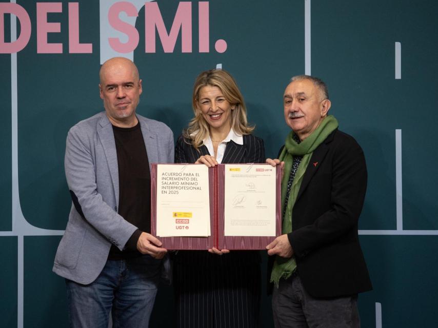 El secretario general de CCOO, Unai Sordo, la vicepresidenta segunda y ministra de Trabajo y Economía Social, Yolanda Díaz, y el secretario general de UGT, Pepe Álvarez, durante la firma del acuerdo de subida del SMI de 2025.