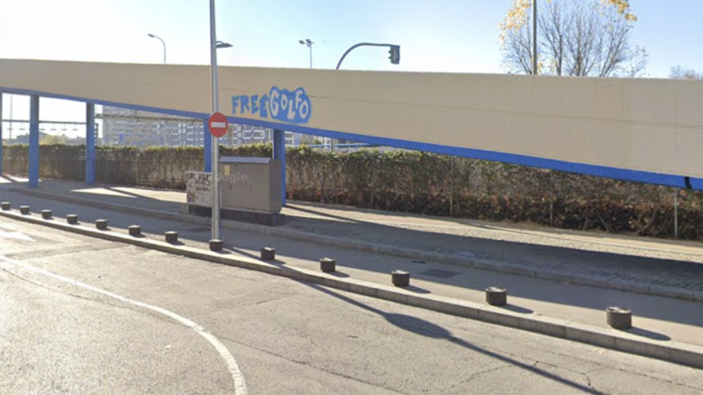 El puente en el que ha aprecido el cadáver de un indigente en Usera.