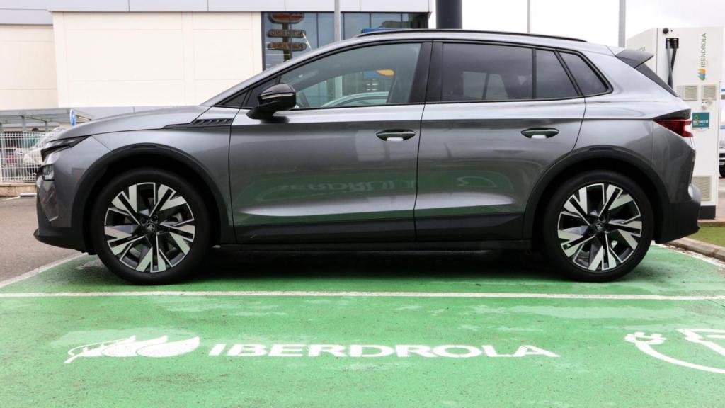 El Skoda Elroq en un punto de recarga pública de Iberdrola.