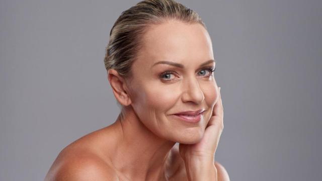 Imagen de archivo de una mujer sonriendo.