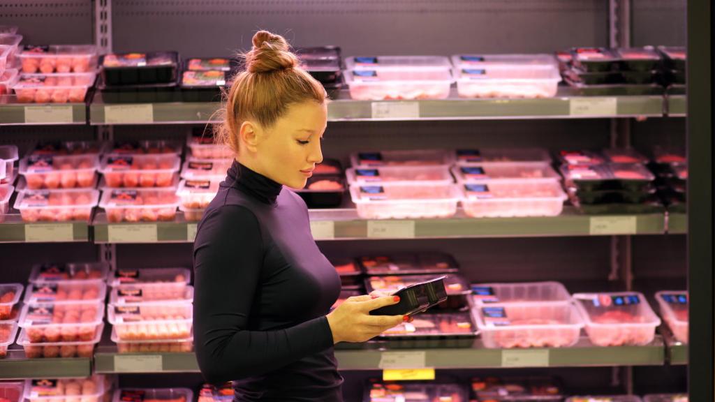 Mujer en un supermercado.