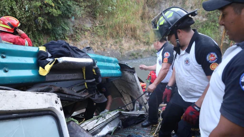 Los bomberos retirando cadáveres del autobús.